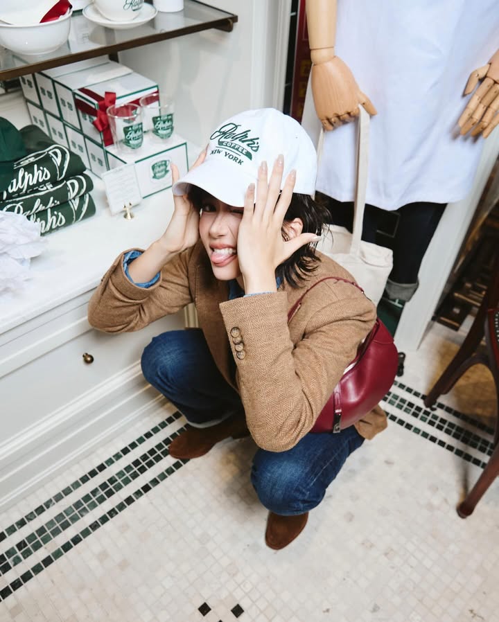 จูเน่ - เพลินพิชญา โกมลารชุน