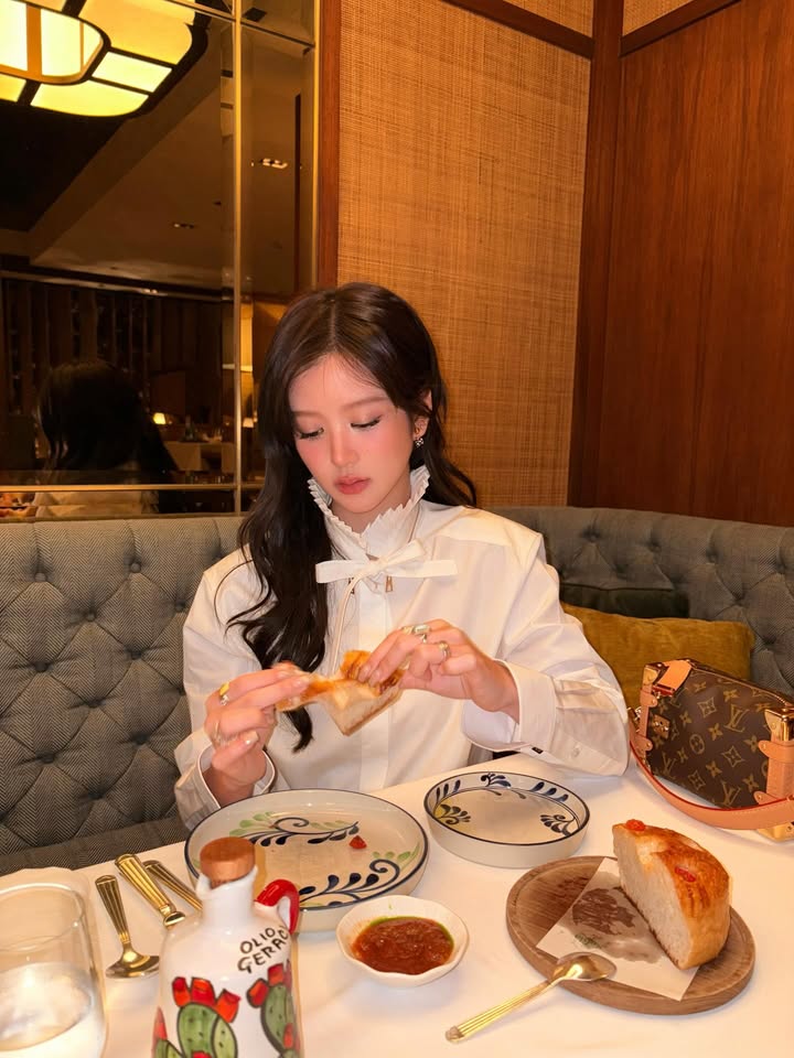 จูเน่ - เพลินพิชญา โกมลารชุน