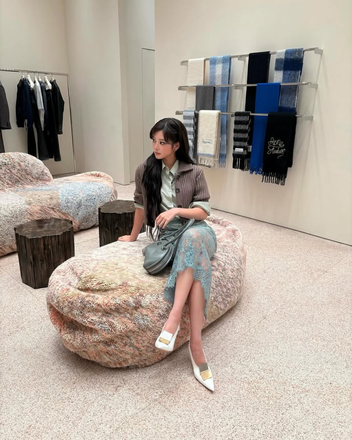 จูเน่ - เพลินพิชญา โกมลารชุน