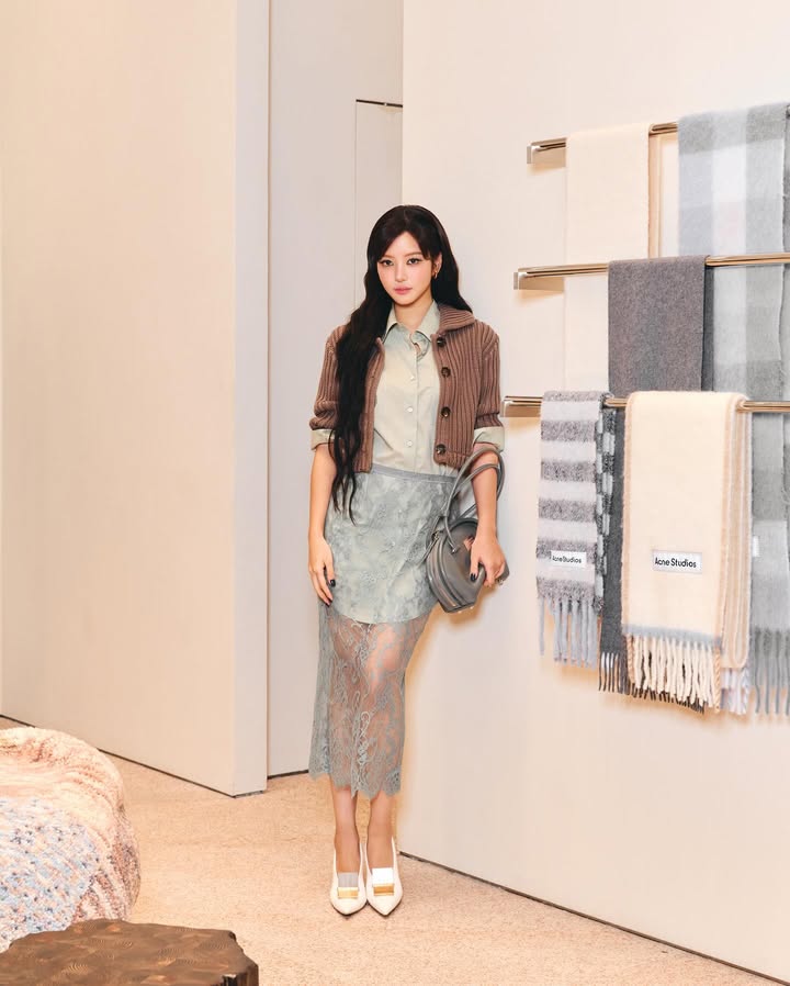 จูเน่ - เพลินพิชญา โกมลารชุน