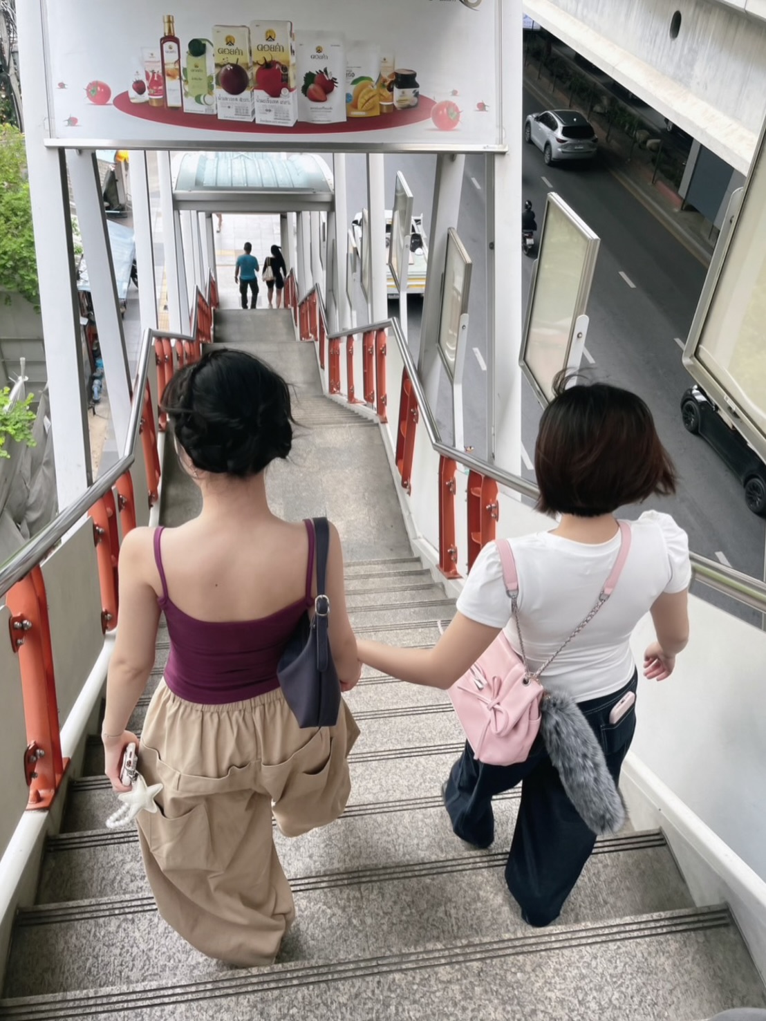 พลอย ศรนรินทร์