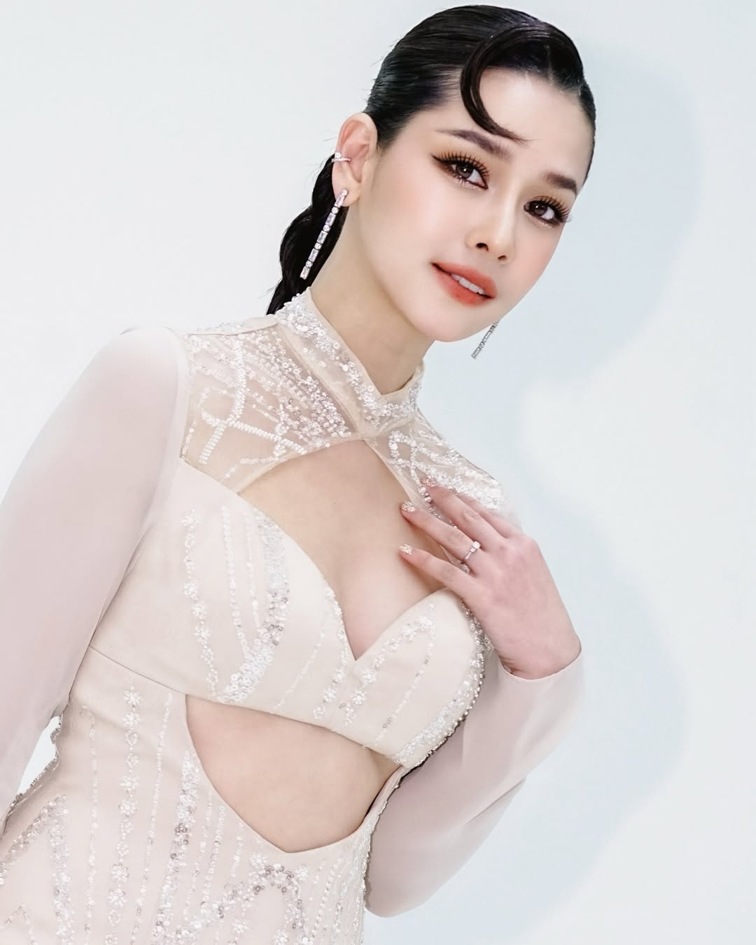 โม - อมีนา พินิจ