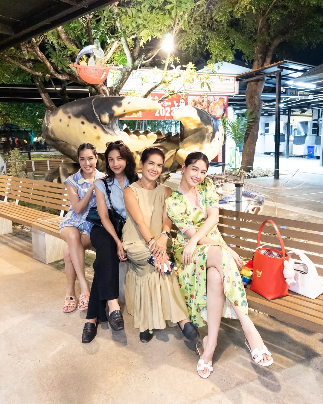 โม - อมีนา พินิจ