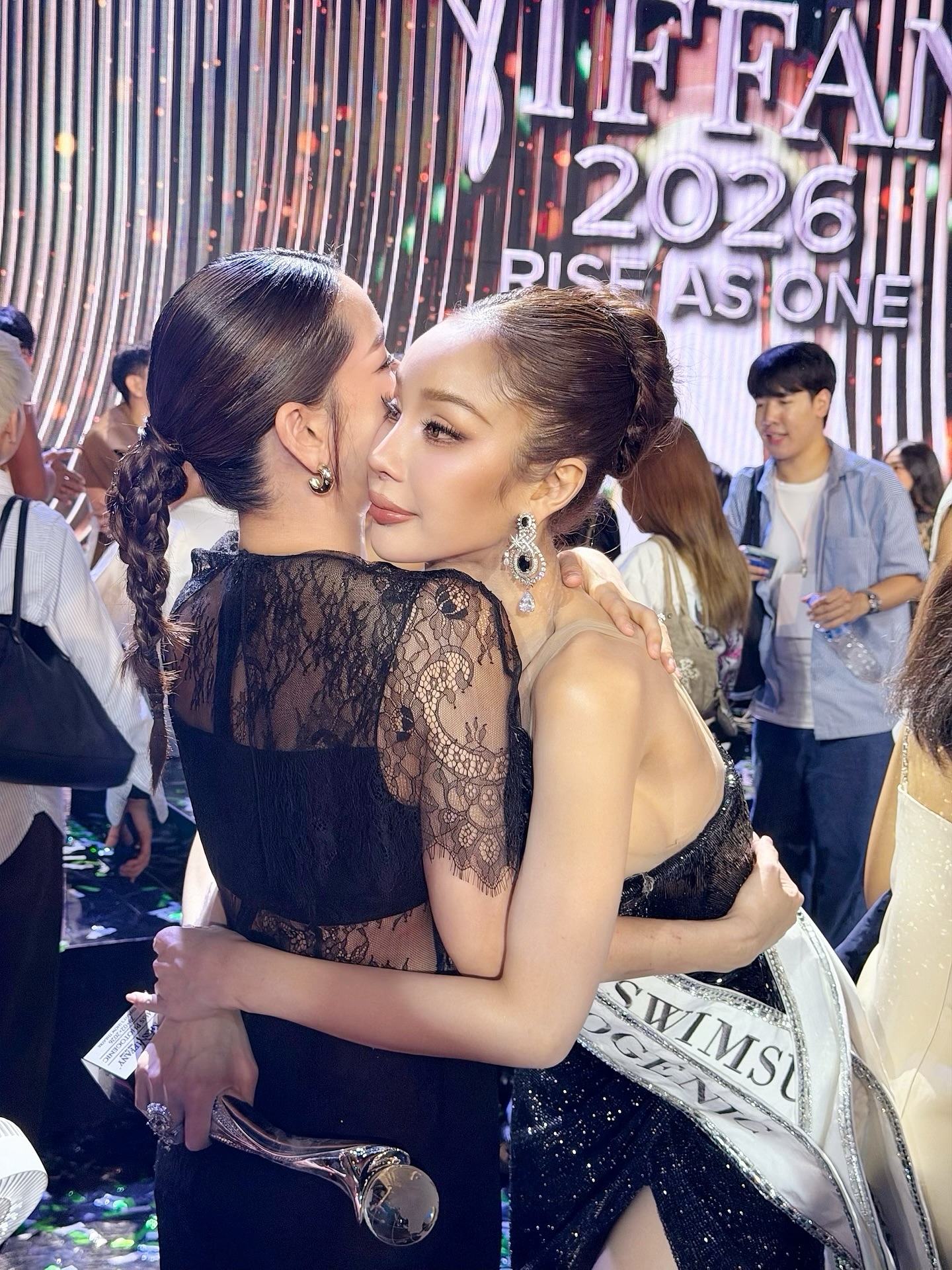 โม - อมีนา พินิจ