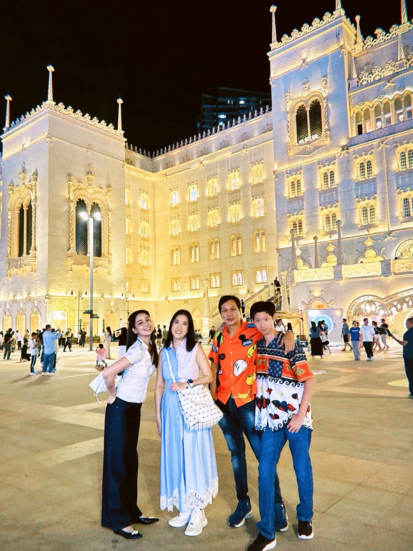 โม - อมีนา พินิจ