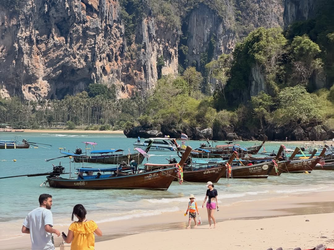 แจน -  พลอยชมพู ศุภทรัพย์