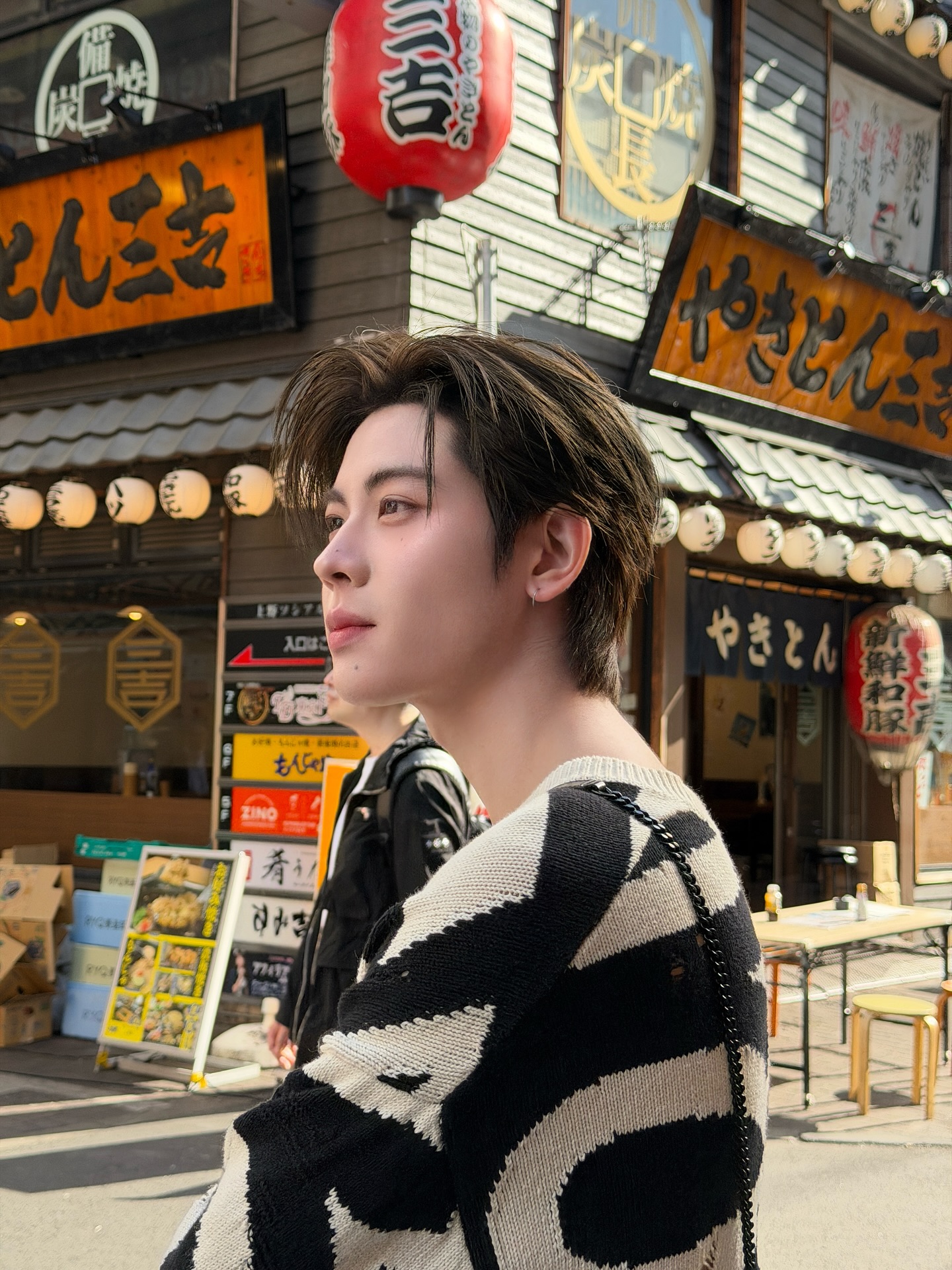 เฟิร์ส - วรรณกร เรืองรัตน์