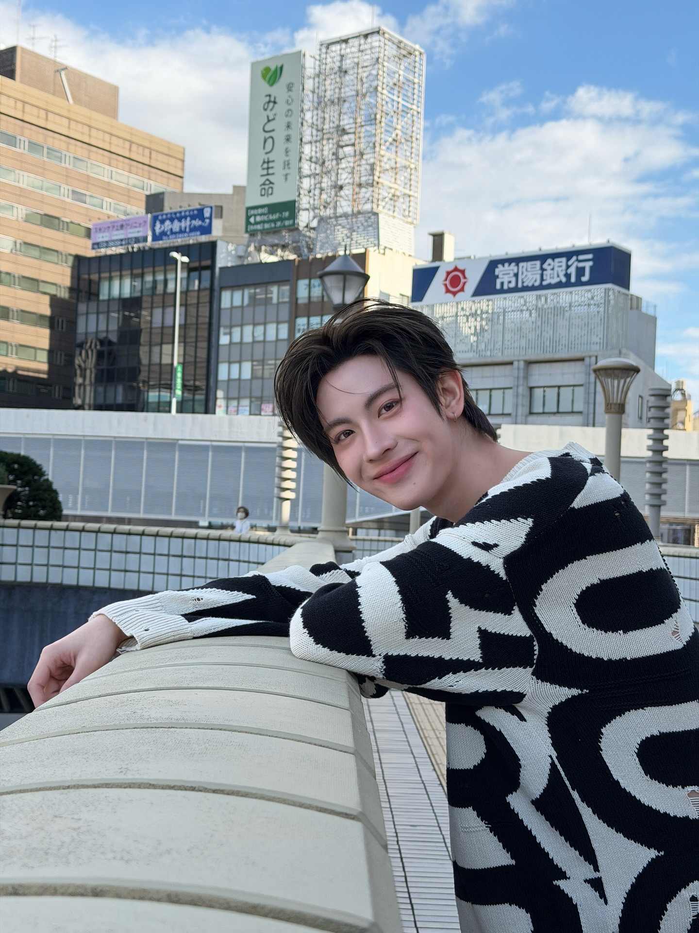 เฟิร์ส - วรรณกร เรืองรัตน์