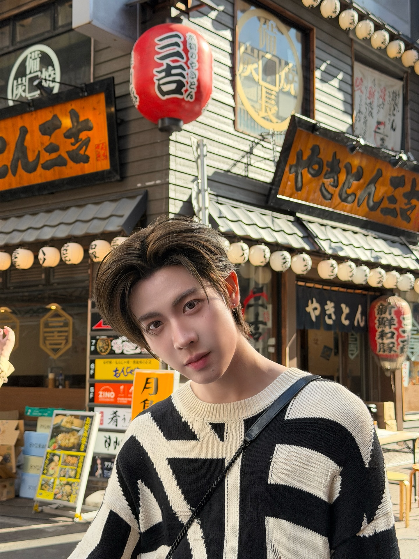 เฟิร์ส - วรรณกร เรืองรัตน์