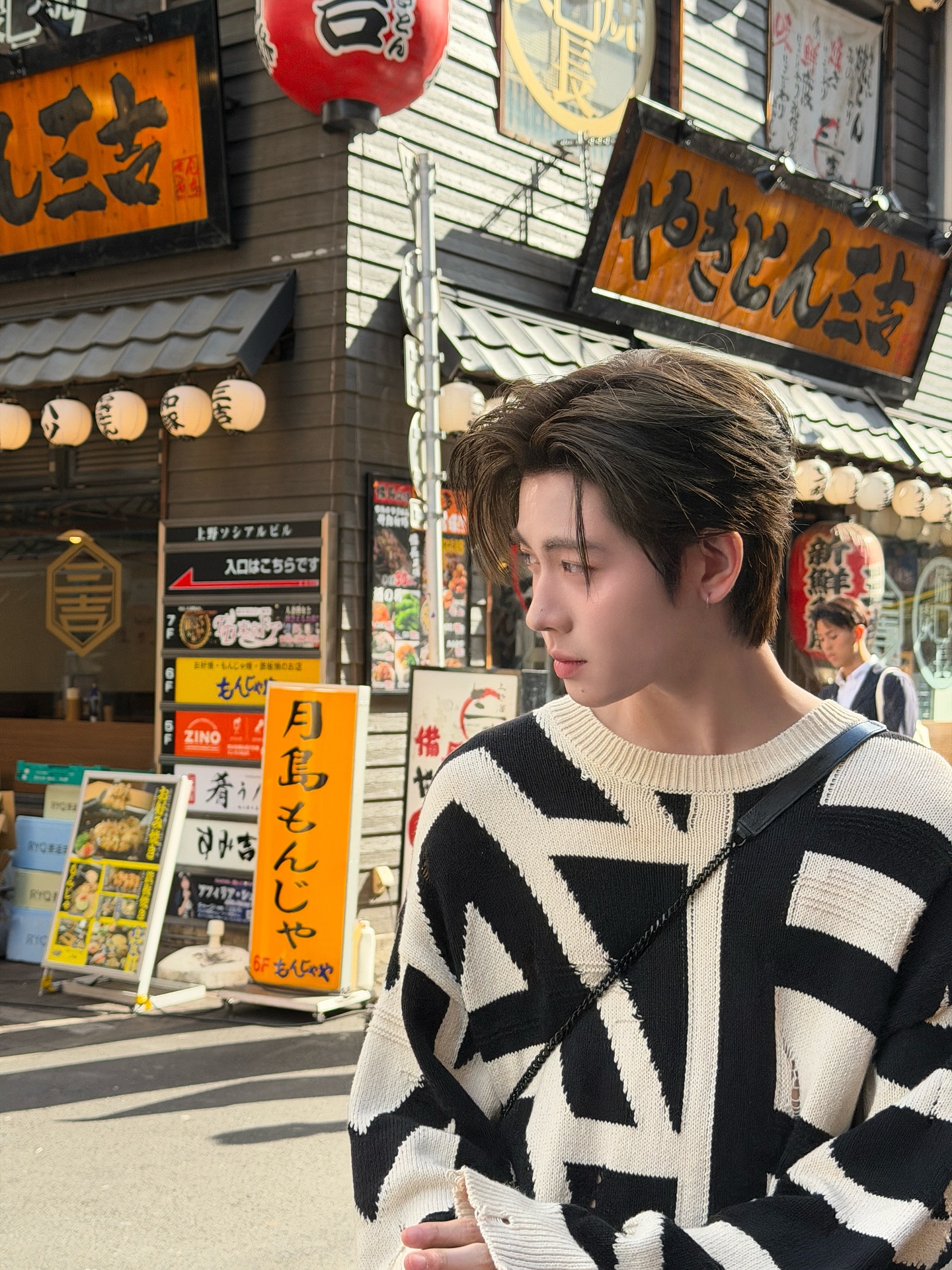 เฟิร์ส - วรรณกร เรืองรัตน์