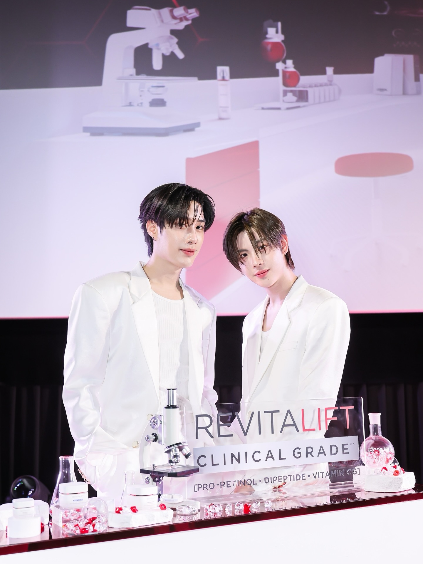 เฟิร์ส - วรรณกร เรืองรัตน์