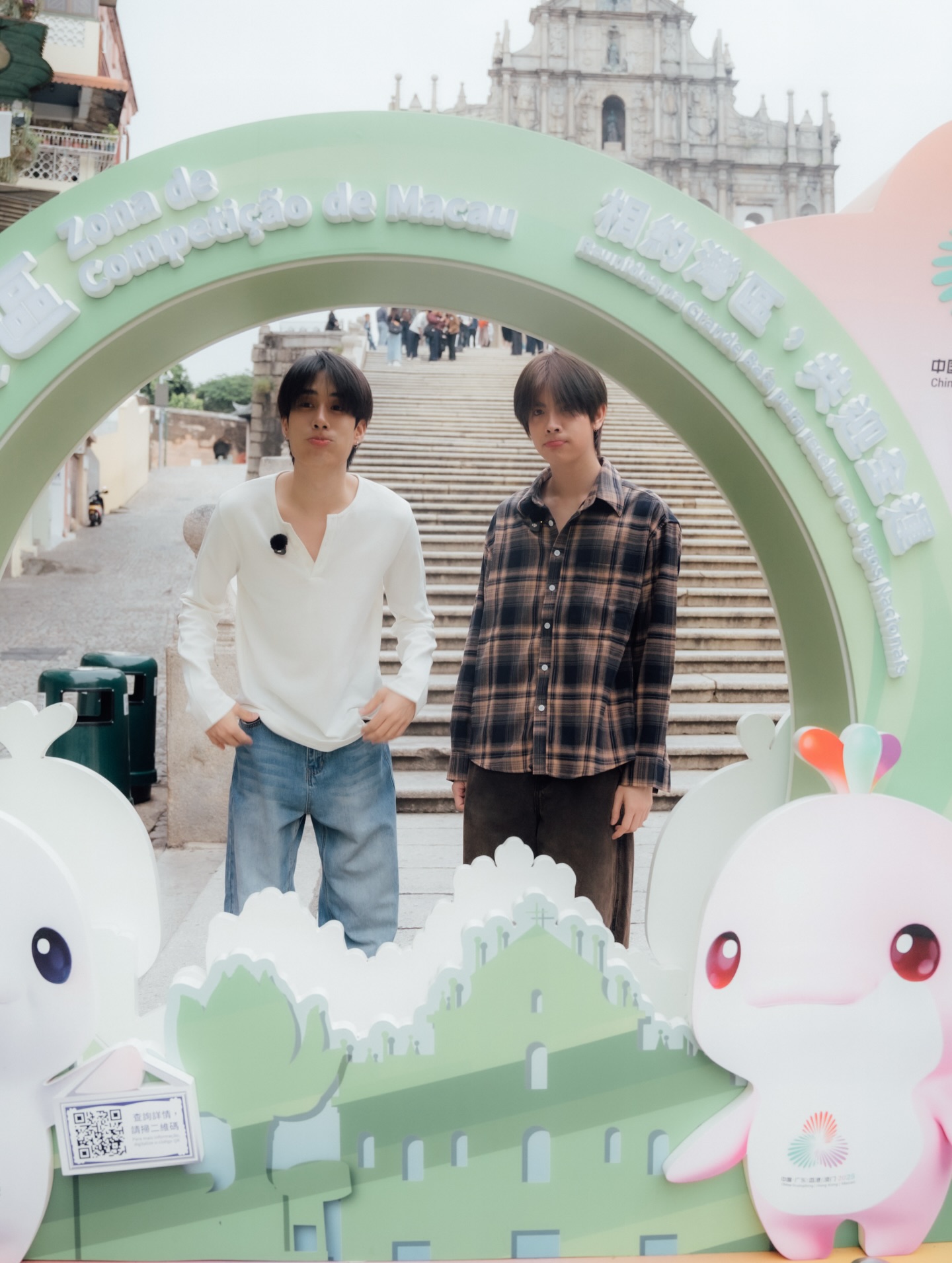 เฟิร์ส - วรรณกร เรืองรัตน์