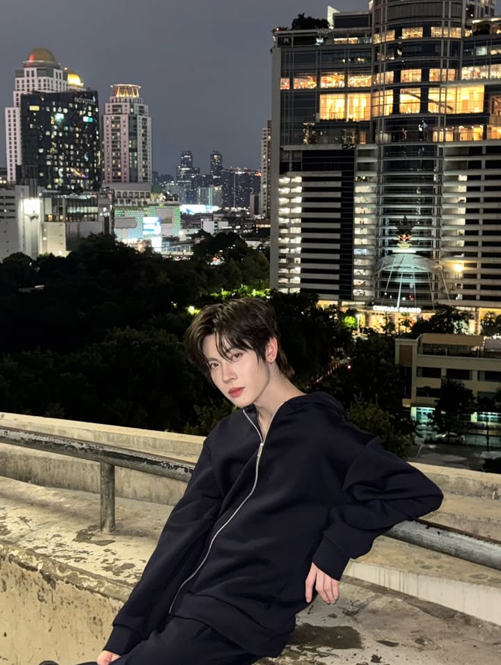 เฟิร์ส - วรรณกร เรืองรัตน์