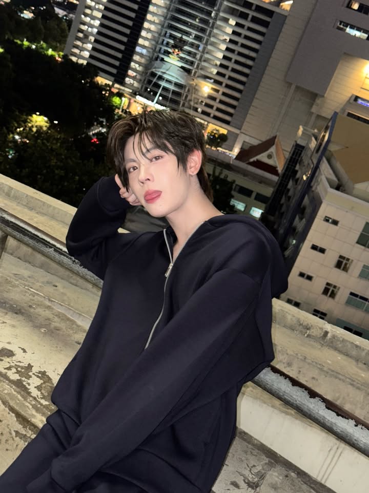 เฟิร์ส - วรรณกร เรืองรัตน์