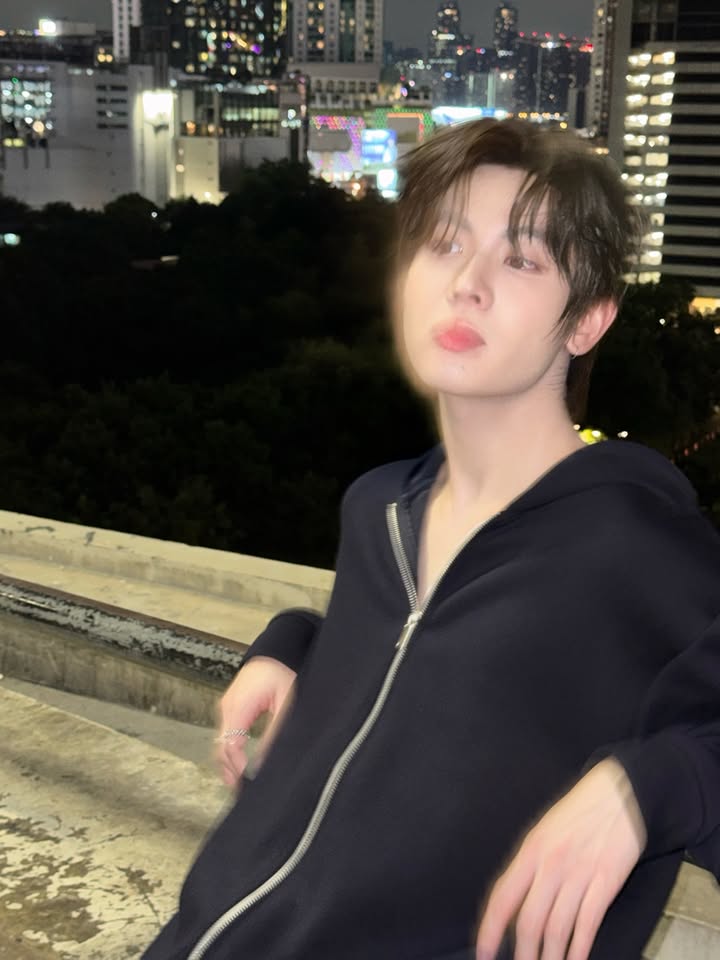 เฟิร์ส - วรรณกร เรืองรัตน์