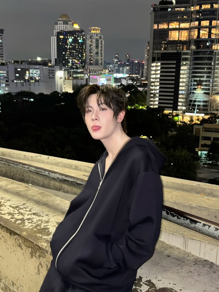 เฟิร์ส - วรรณกร เรืองรัตน์