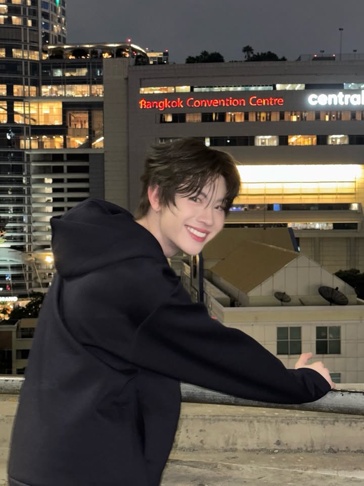 เฟิร์ส - วรรณกร เรืองรัตน์