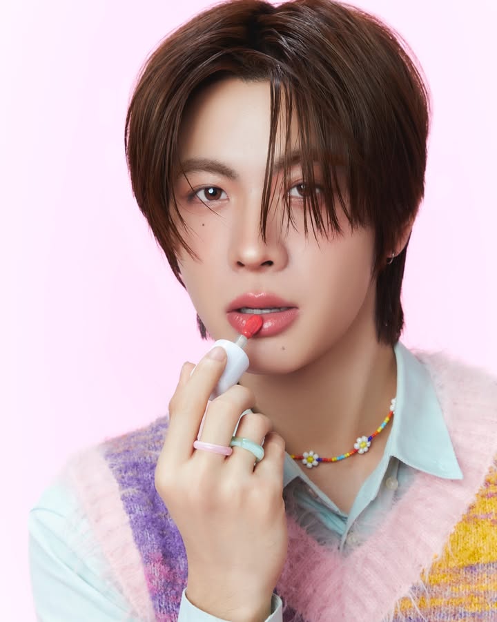 เฟิร์ส - วรรณกร เรืองรัตน์