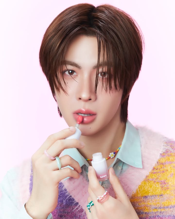 เฟิร์ส - วรรณกร เรืองรัตน์