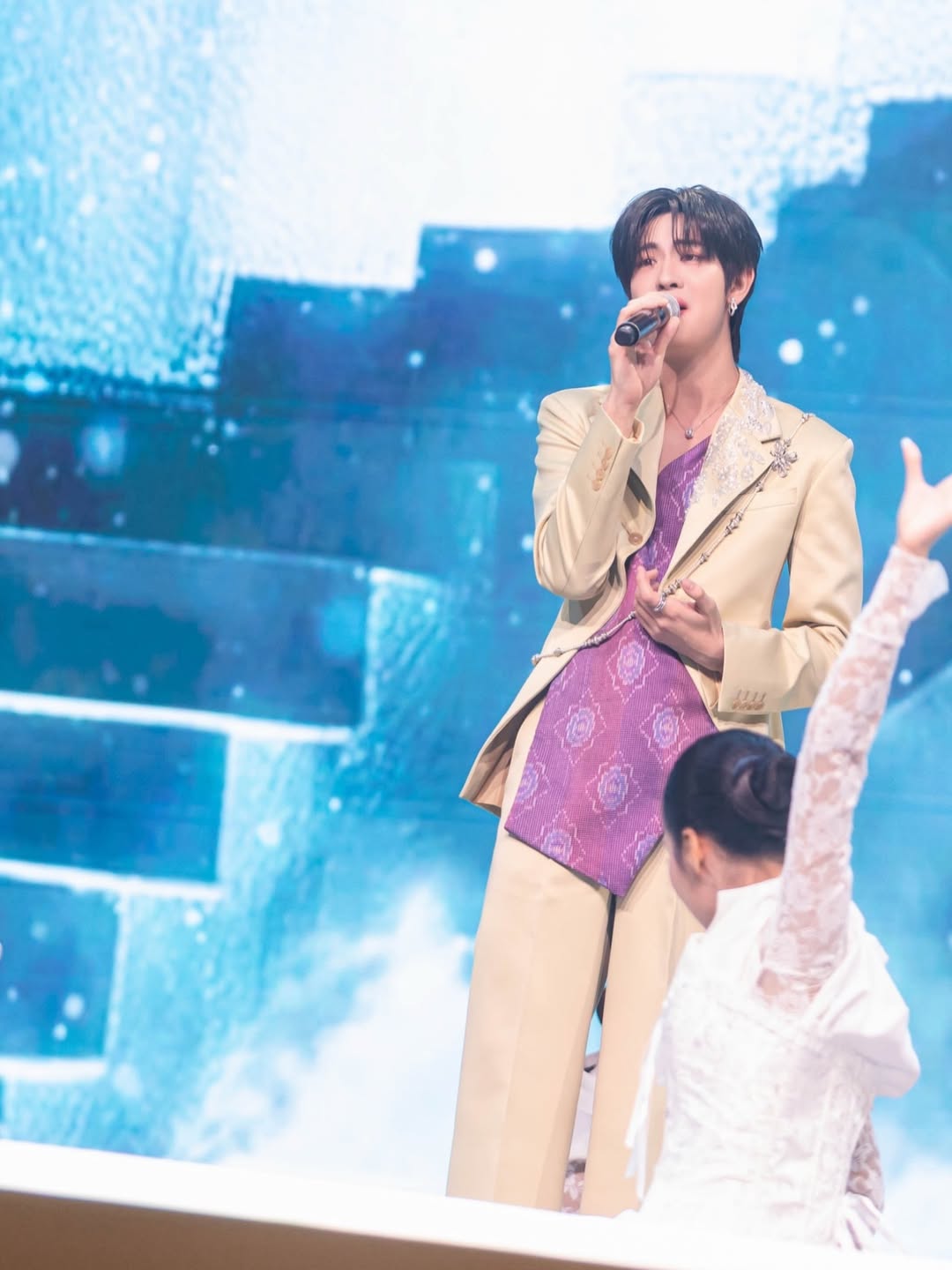 เฟิร์ส - วรรณกร เรืองรัตน์