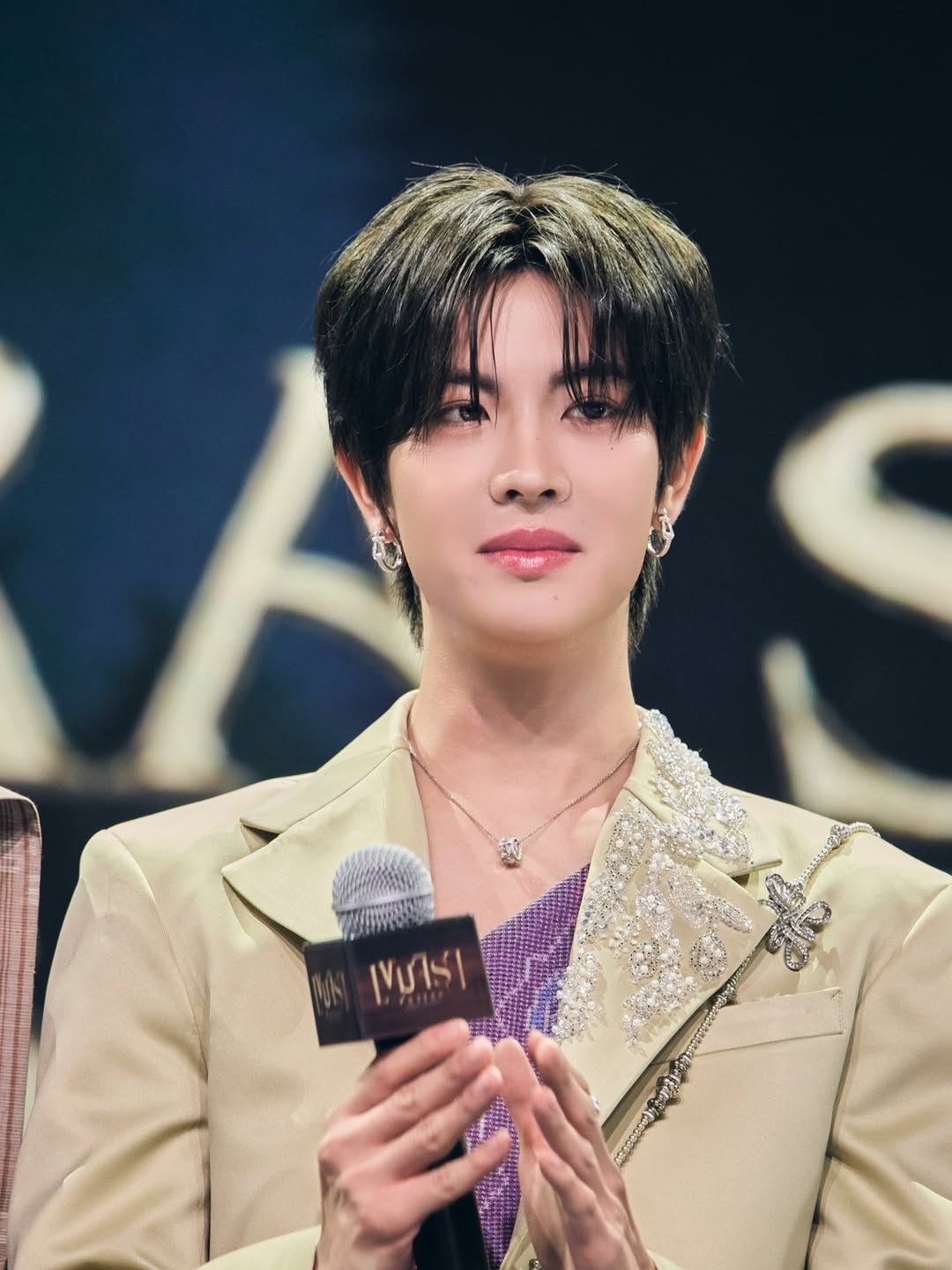 เฟิร์ส - วรรณกร เรืองรัตน์