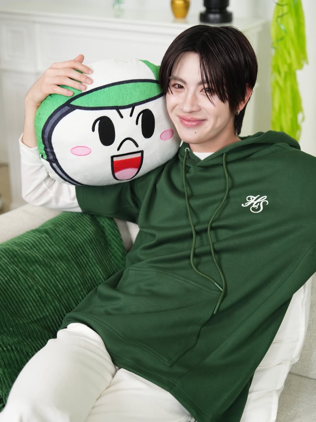 เฟิร์ส - วรรณกร เรืองรัตน์