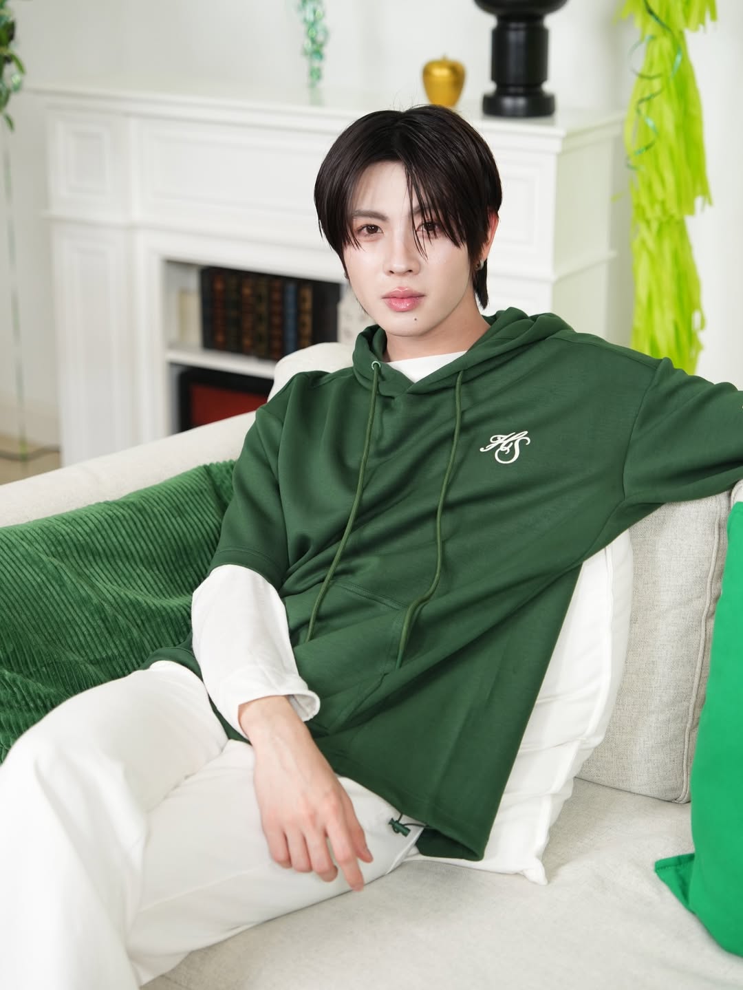 เฟิร์ส - วรรณกร เรืองรัตน์