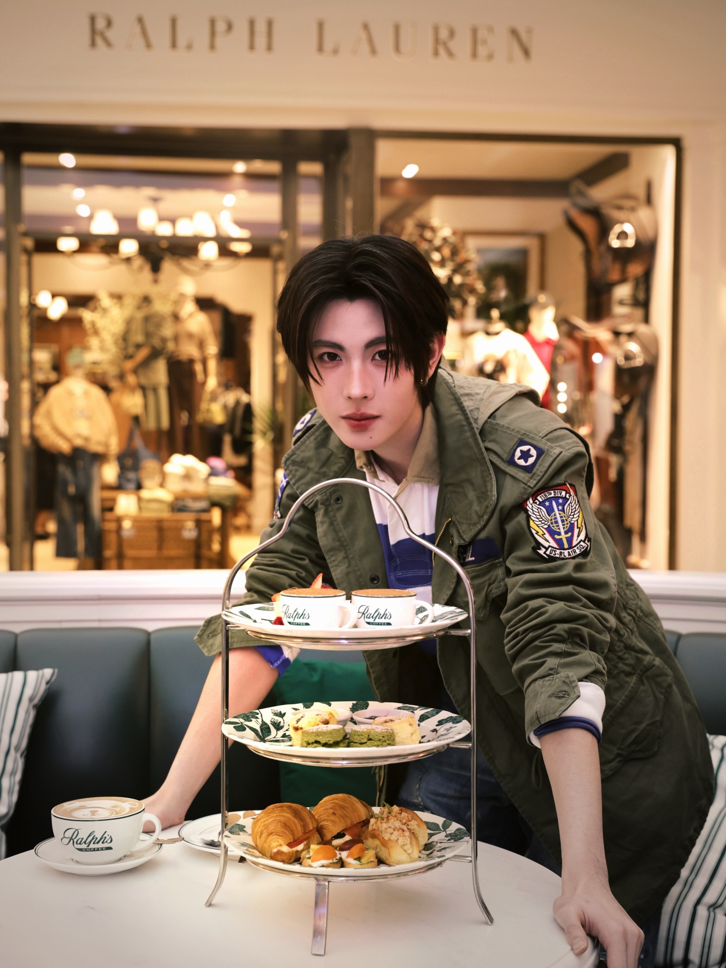 เฟิร์ส - วรรณกร เรืองรัตน์