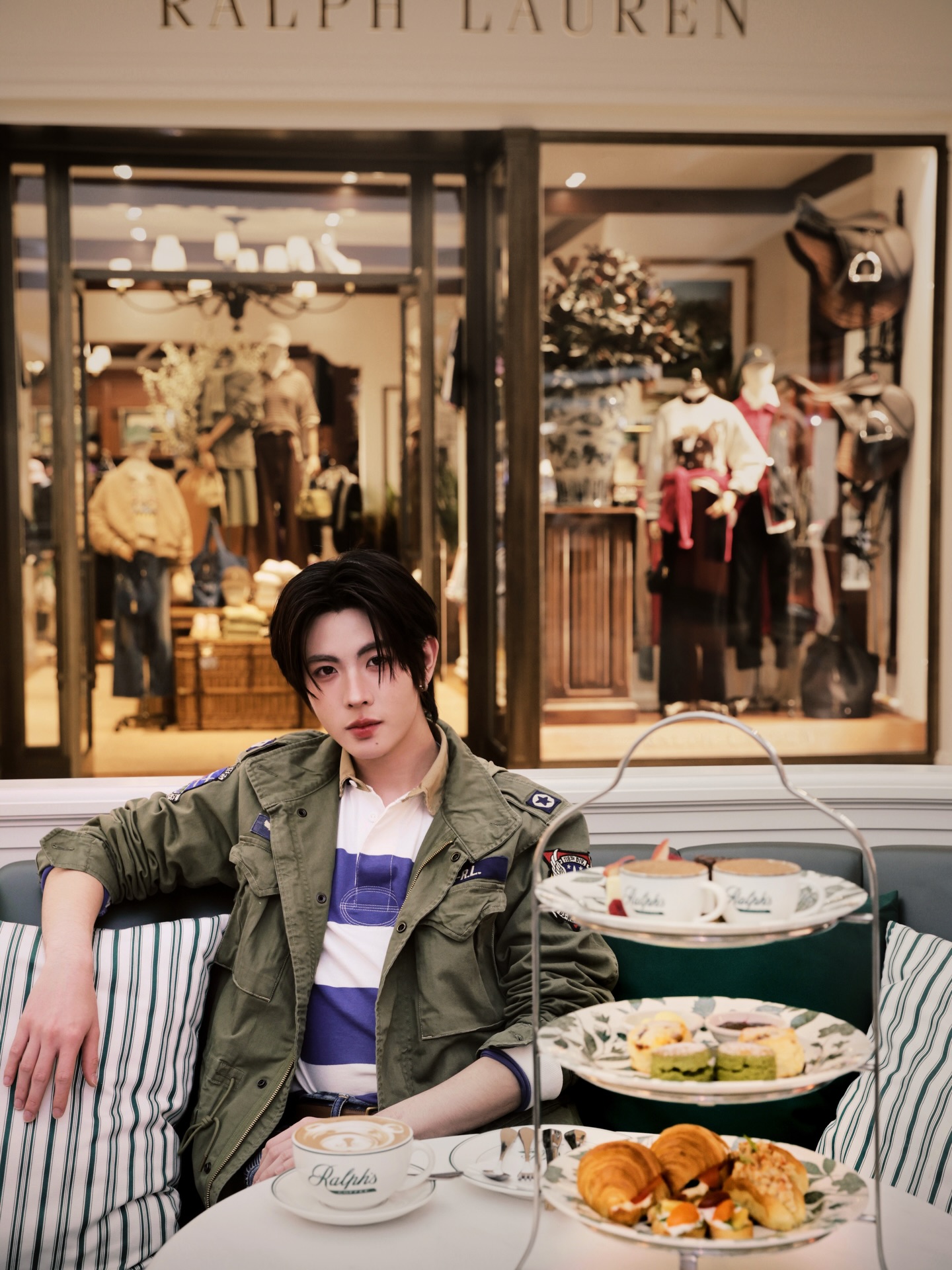 เฟิร์ส - วรรณกร เรืองรัตน์