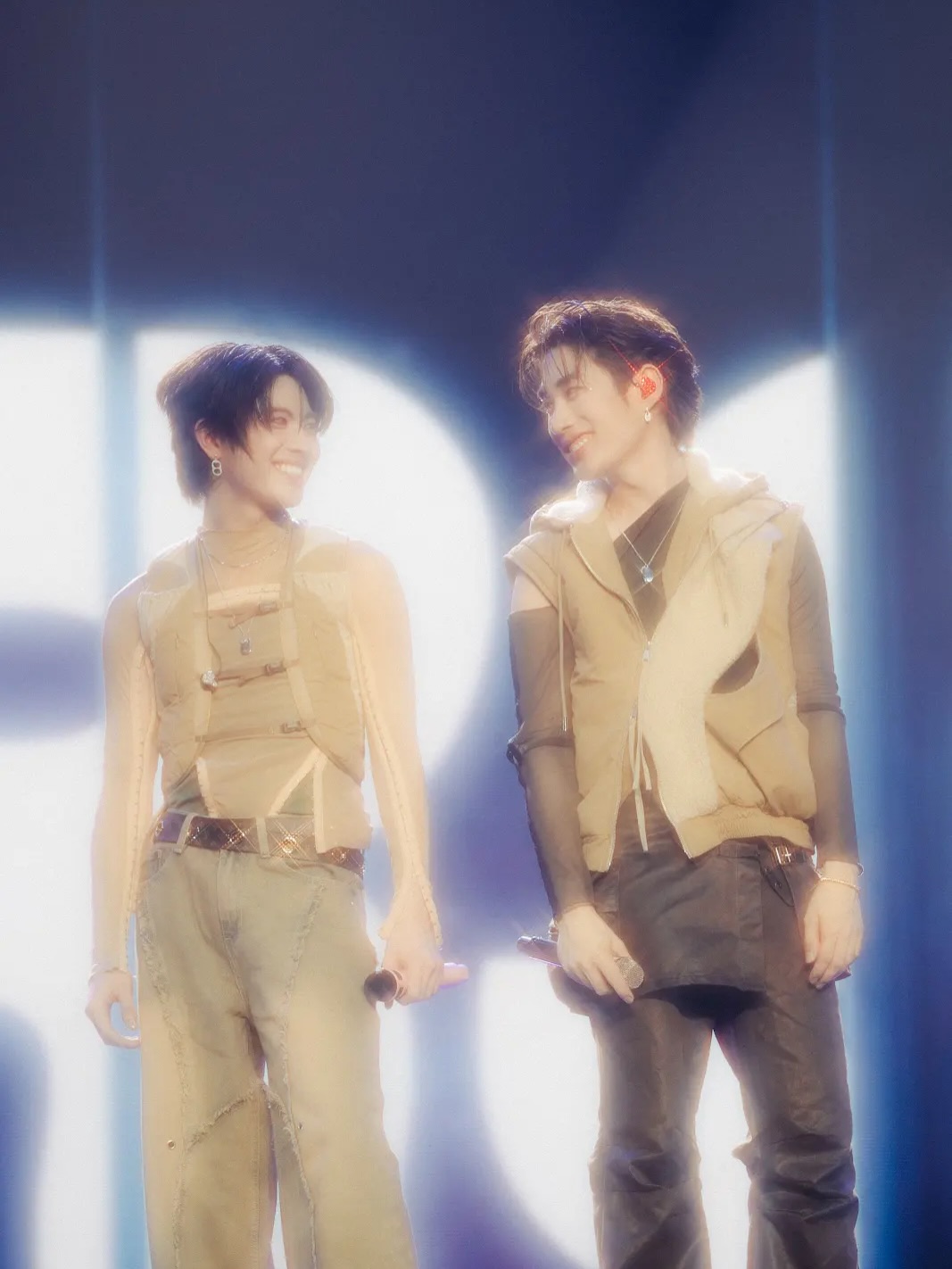 เฟิร์ส - วรรณกร เรืองรัตน์