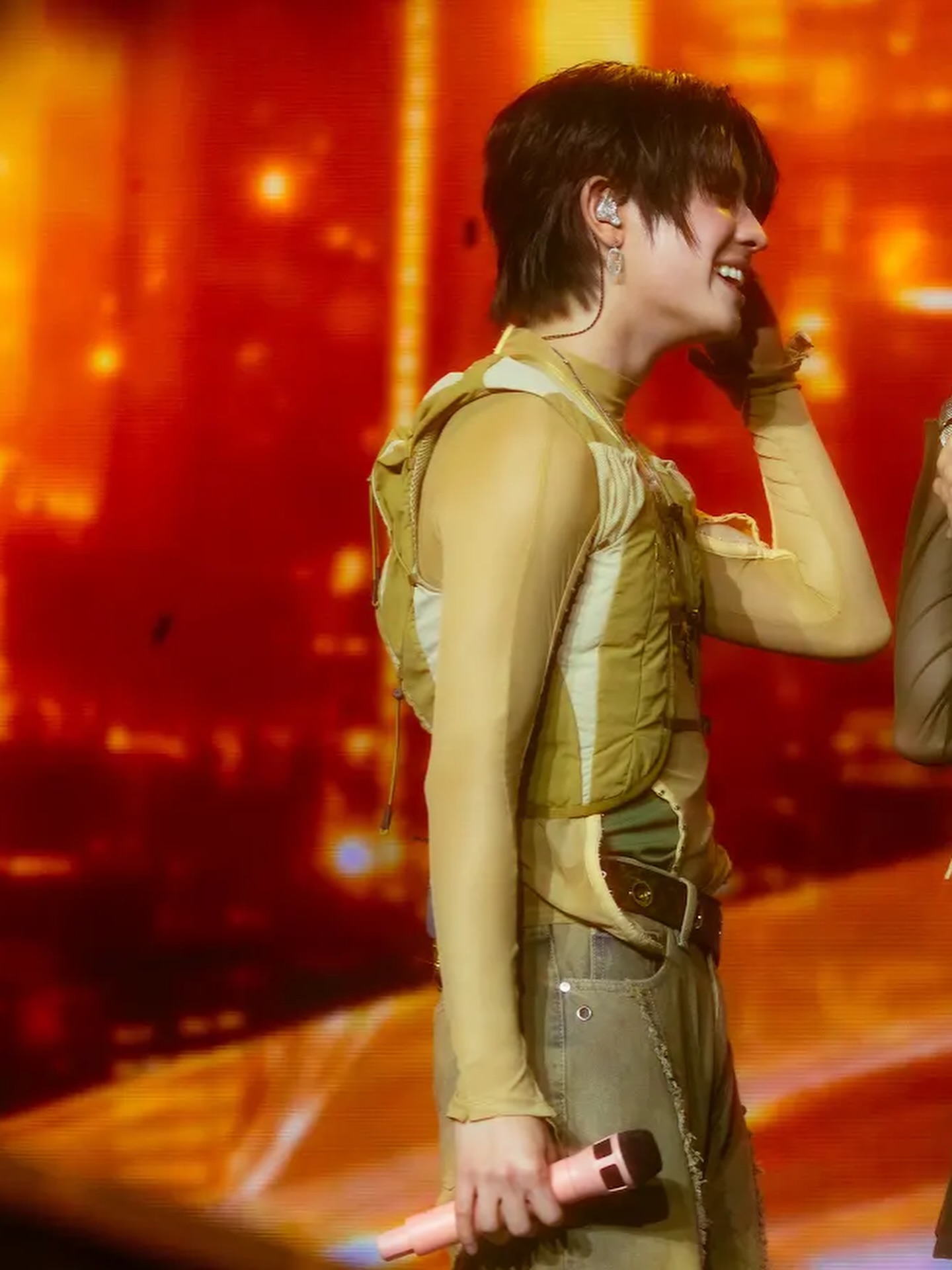 เฟิร์ส - วรรณกร เรืองรัตน์