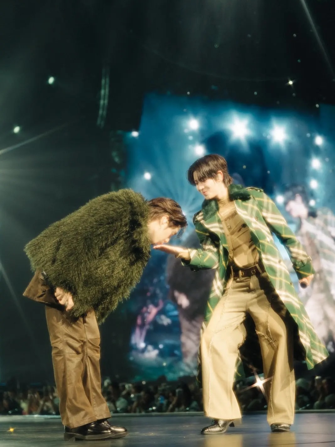 เฟิร์ส - วรรณกร เรืองรัตน์