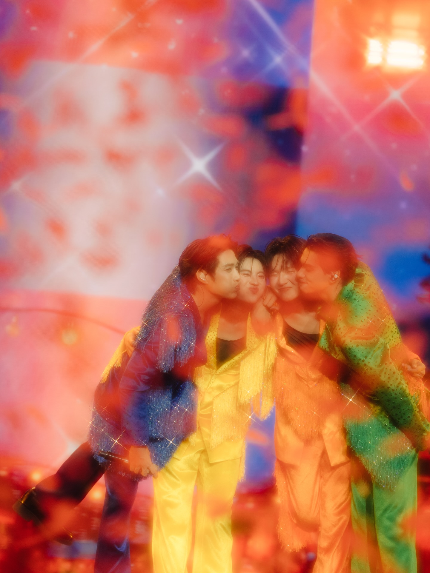 เฟิร์ส - วรรณกร เรืองรัตน์