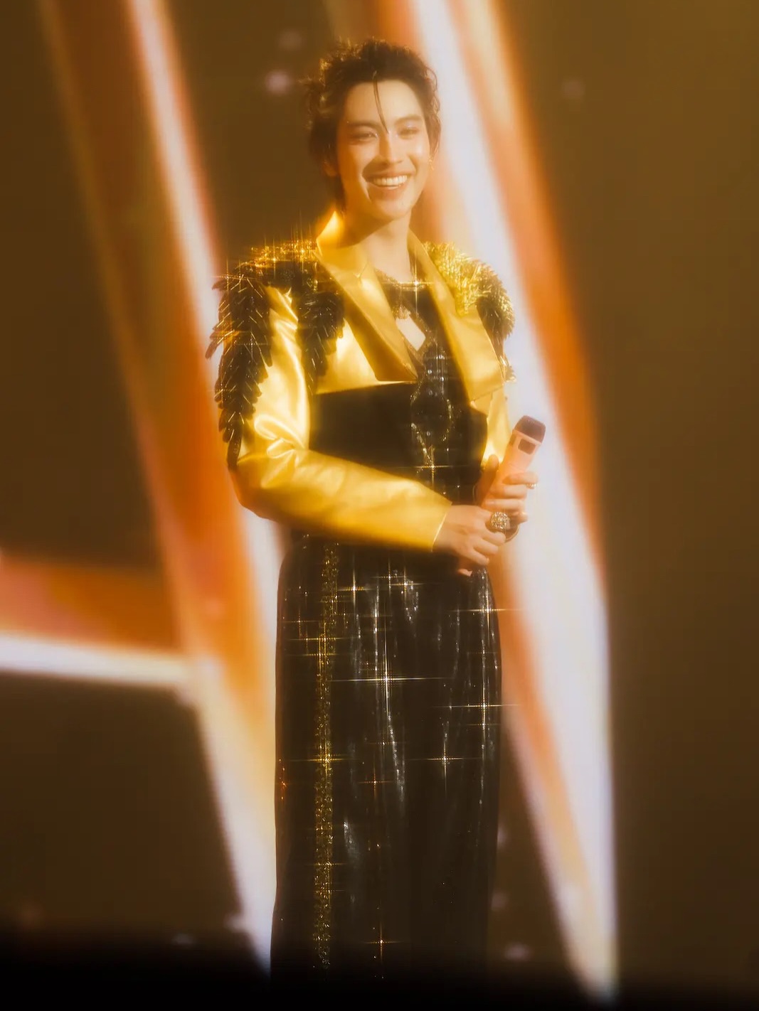 เฟิร์ส - วรรณกร เรืองรัตน์