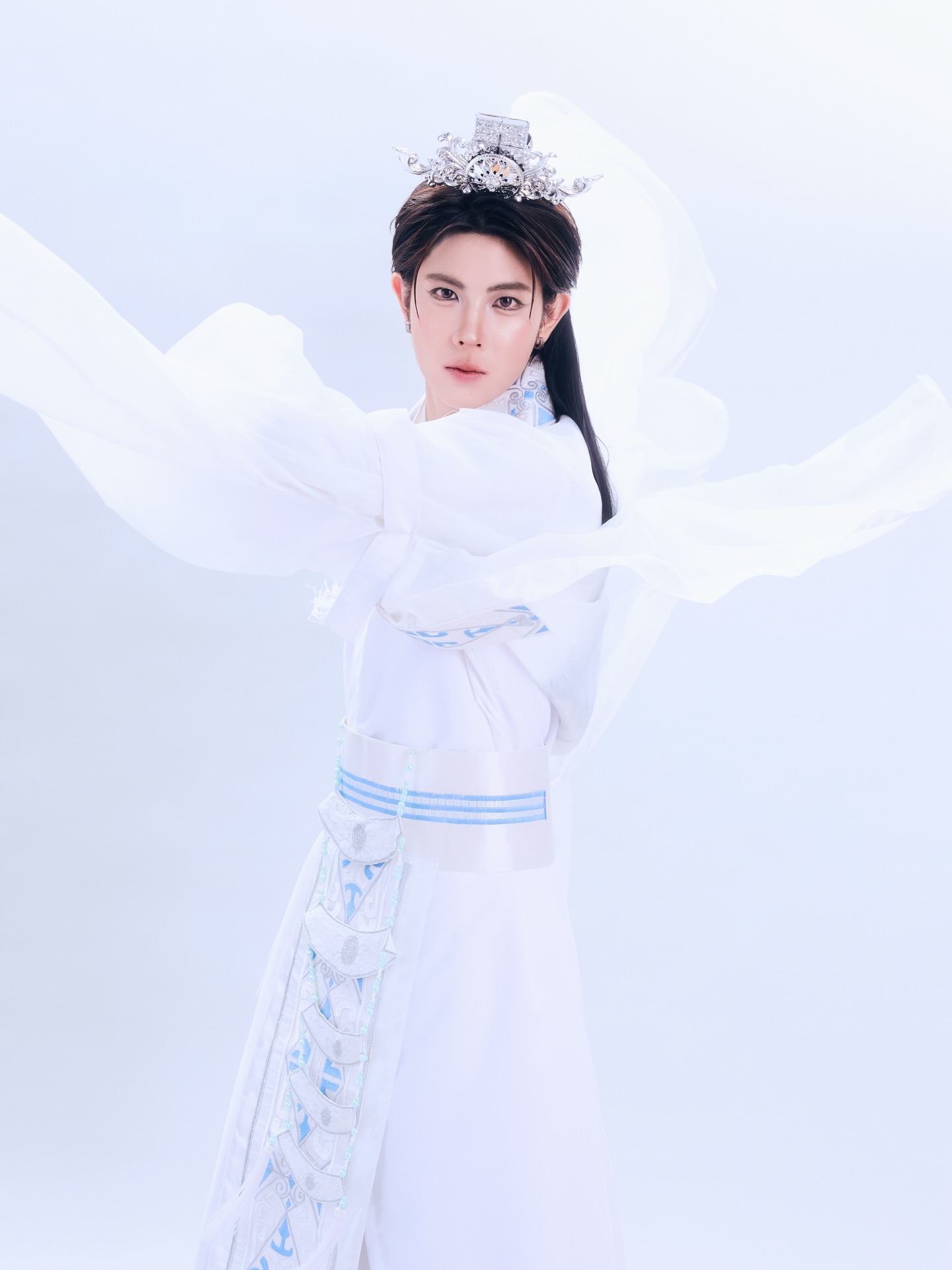 เฟิร์ส - วรรณกร เรืองรัตน์