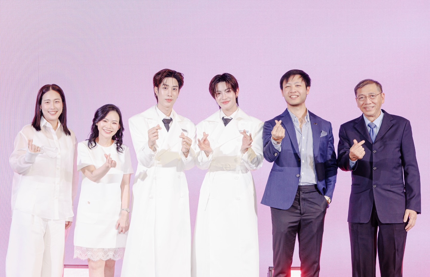 เฟิร์ส - วรรณกร เรืองรัตน์