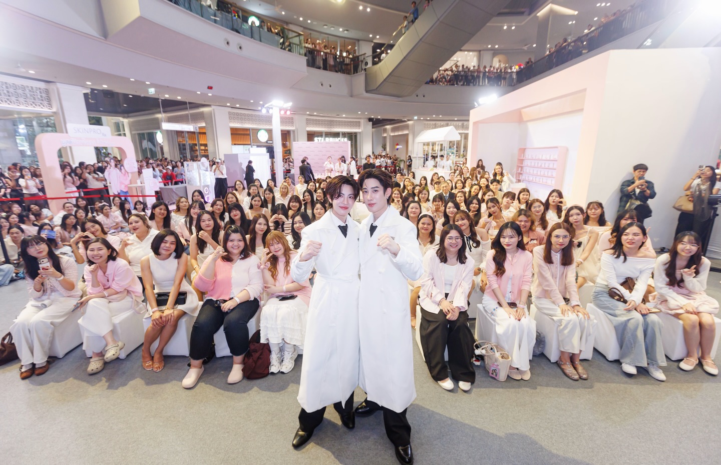 เฟิร์ส - วรรณกร เรืองรัตน์