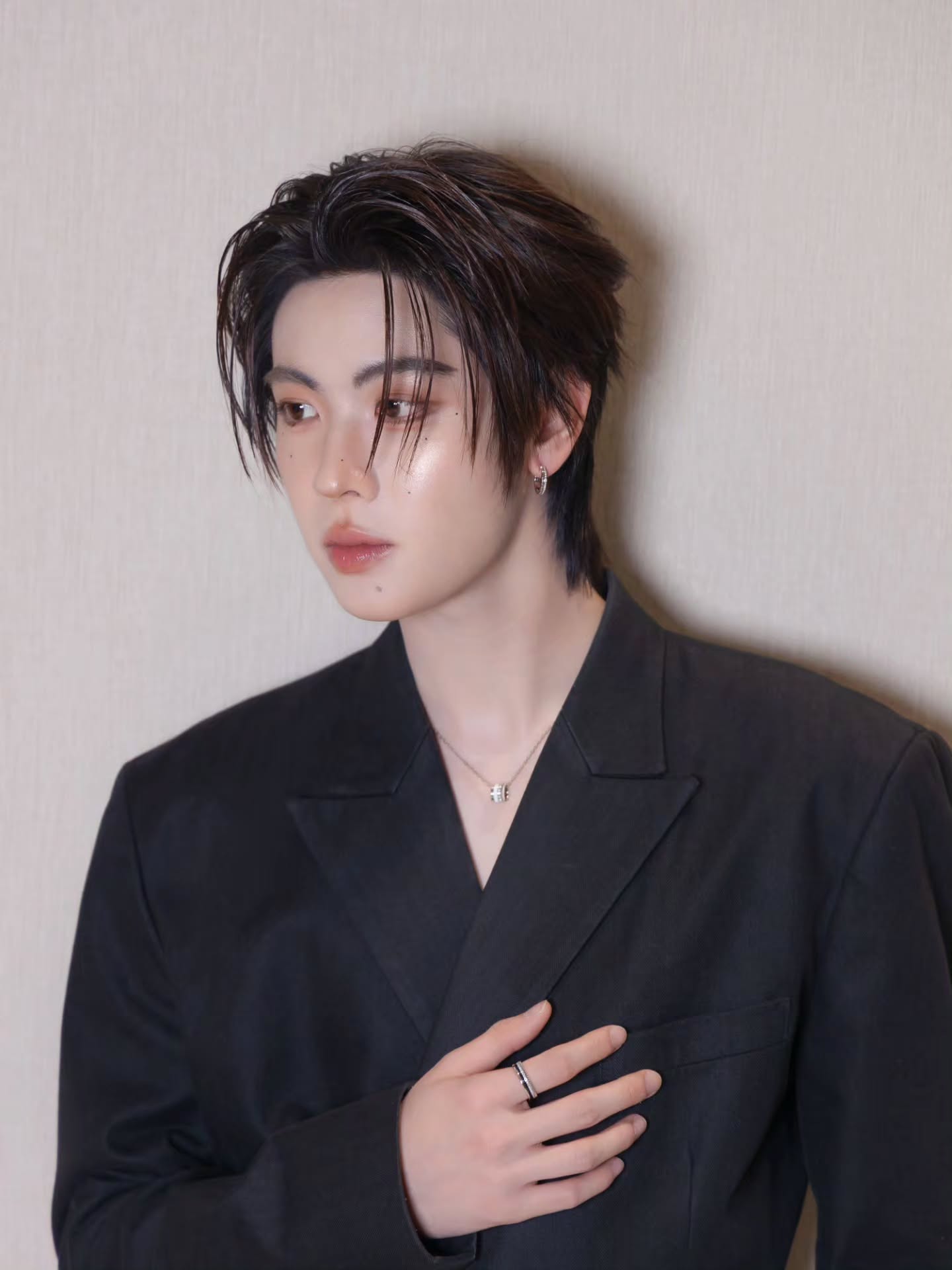 เฟิร์ส - วรรณกร เรืองรัตน์