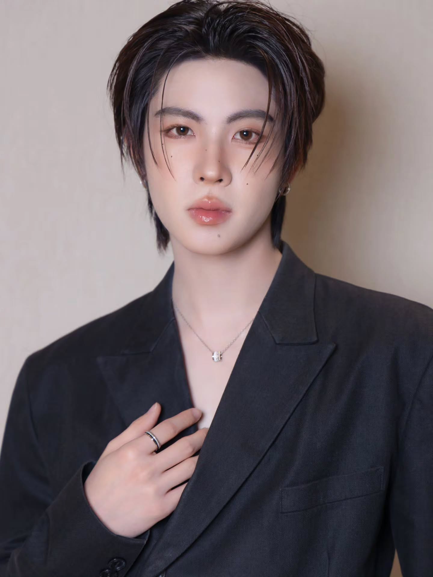 เฟิร์ส - วรรณกร เรืองรัตน์