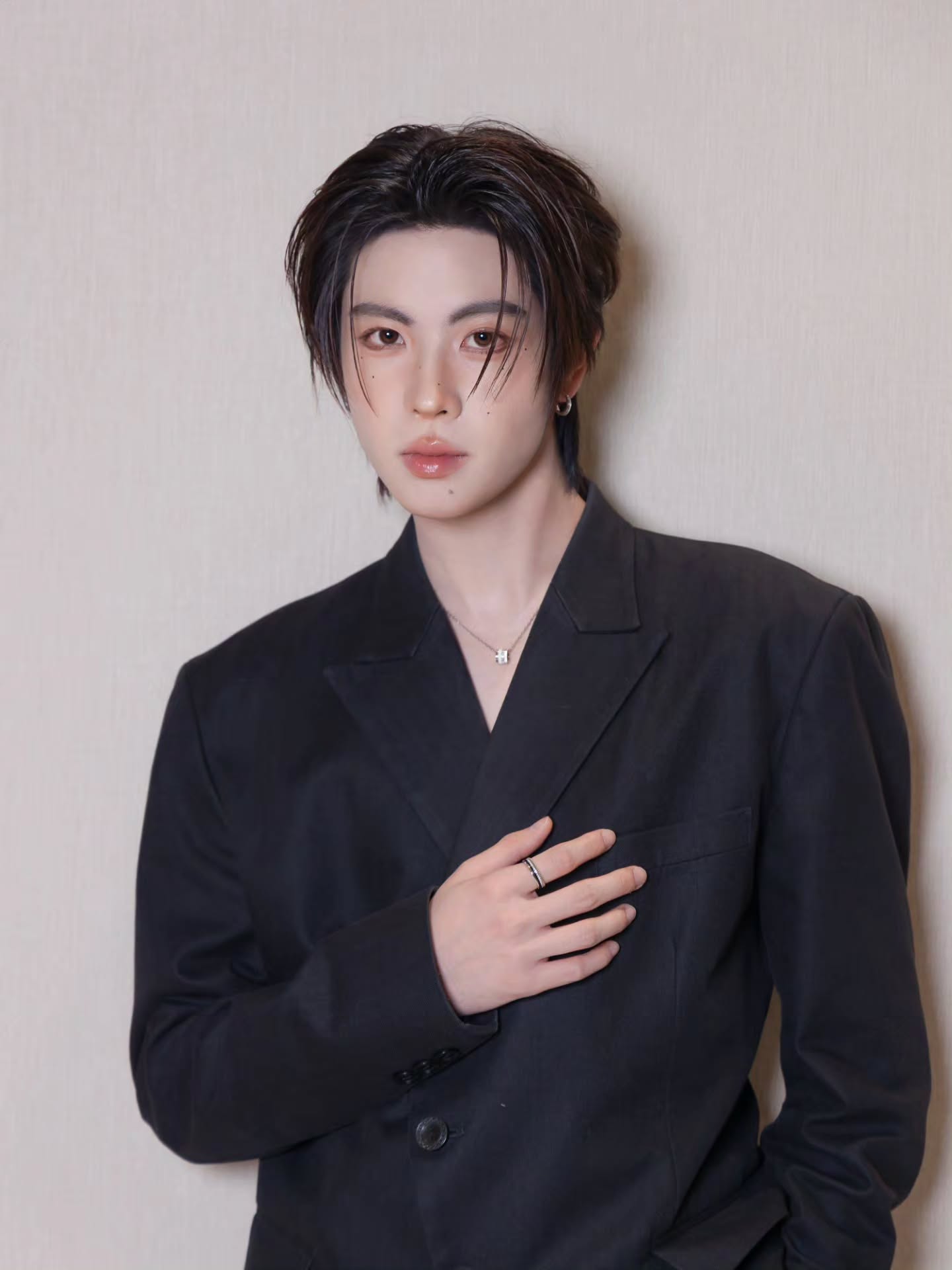 เฟิร์ส - วรรณกร เรืองรัตน์