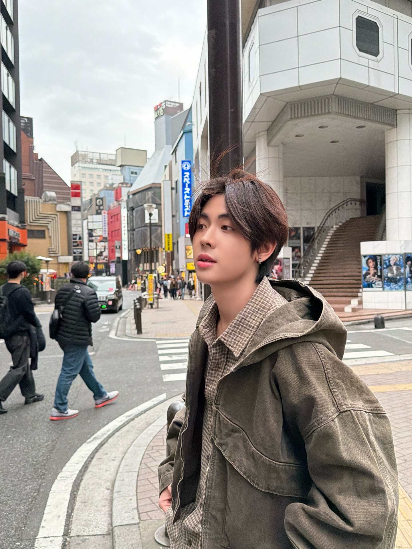 เฟิร์ส - วรรณกร เรืองรัตน์