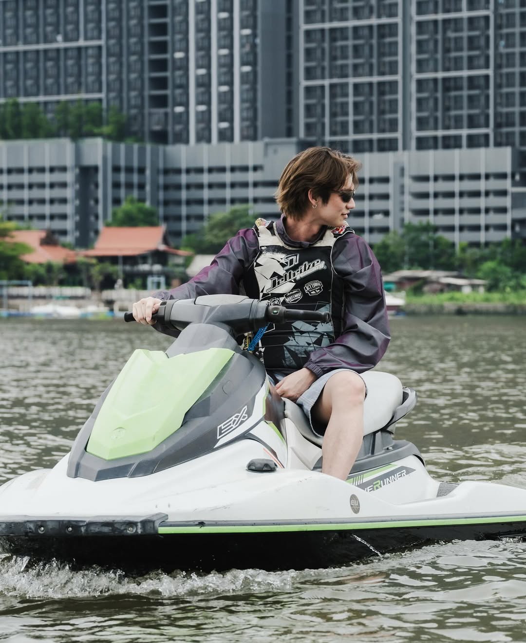 ไบร์ท - วชิรวิชญ์ ชีวอารี
