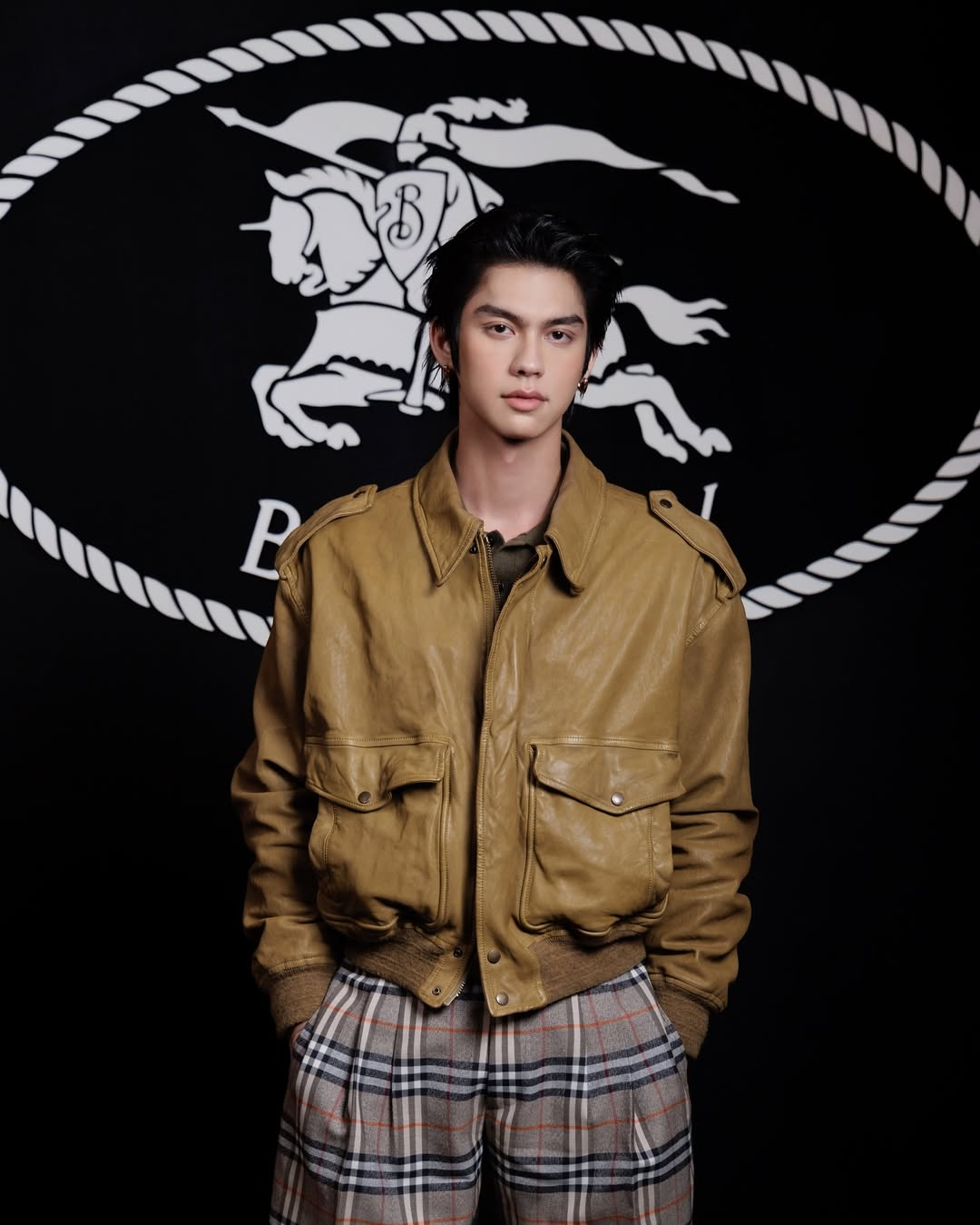 ไบร์ท - วชิรวิชญ์ ชีวอารี