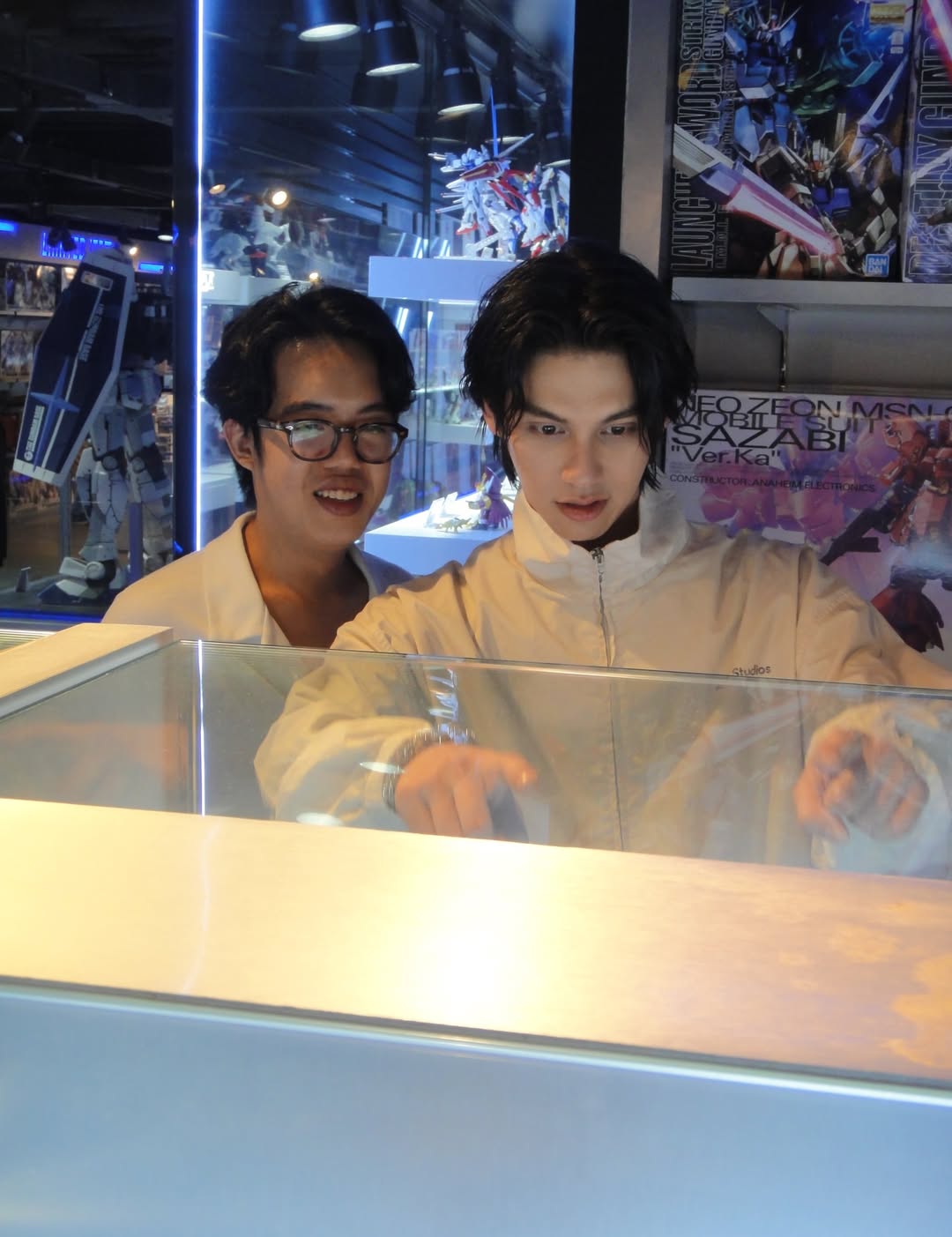 ไบร์ท - วชิรวิชญ์ ชีวอารี