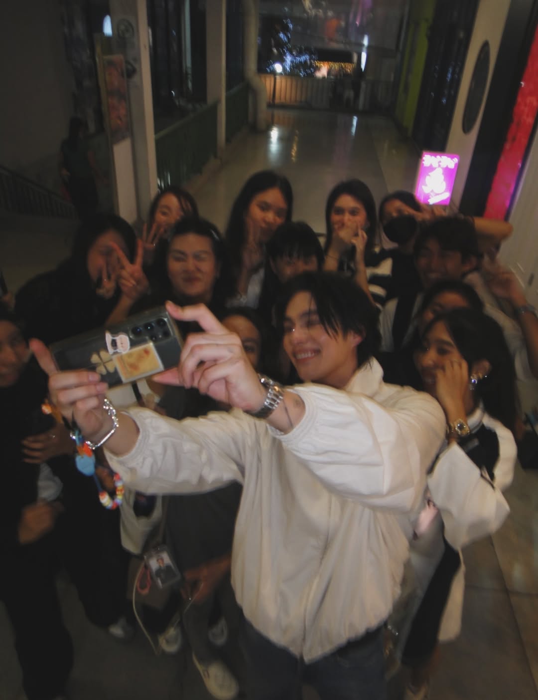 ไบร์ท - วชิรวิชญ์ ชีวอารี