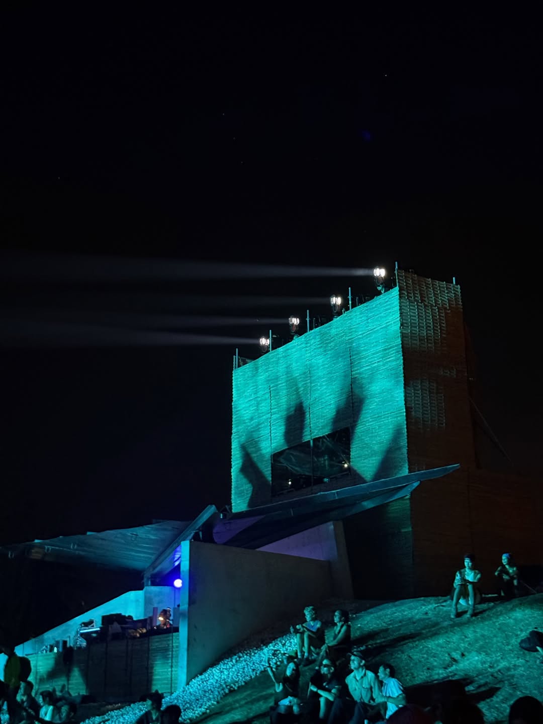 ไบร์ท - วชิรวิชญ์ ชีวอารี