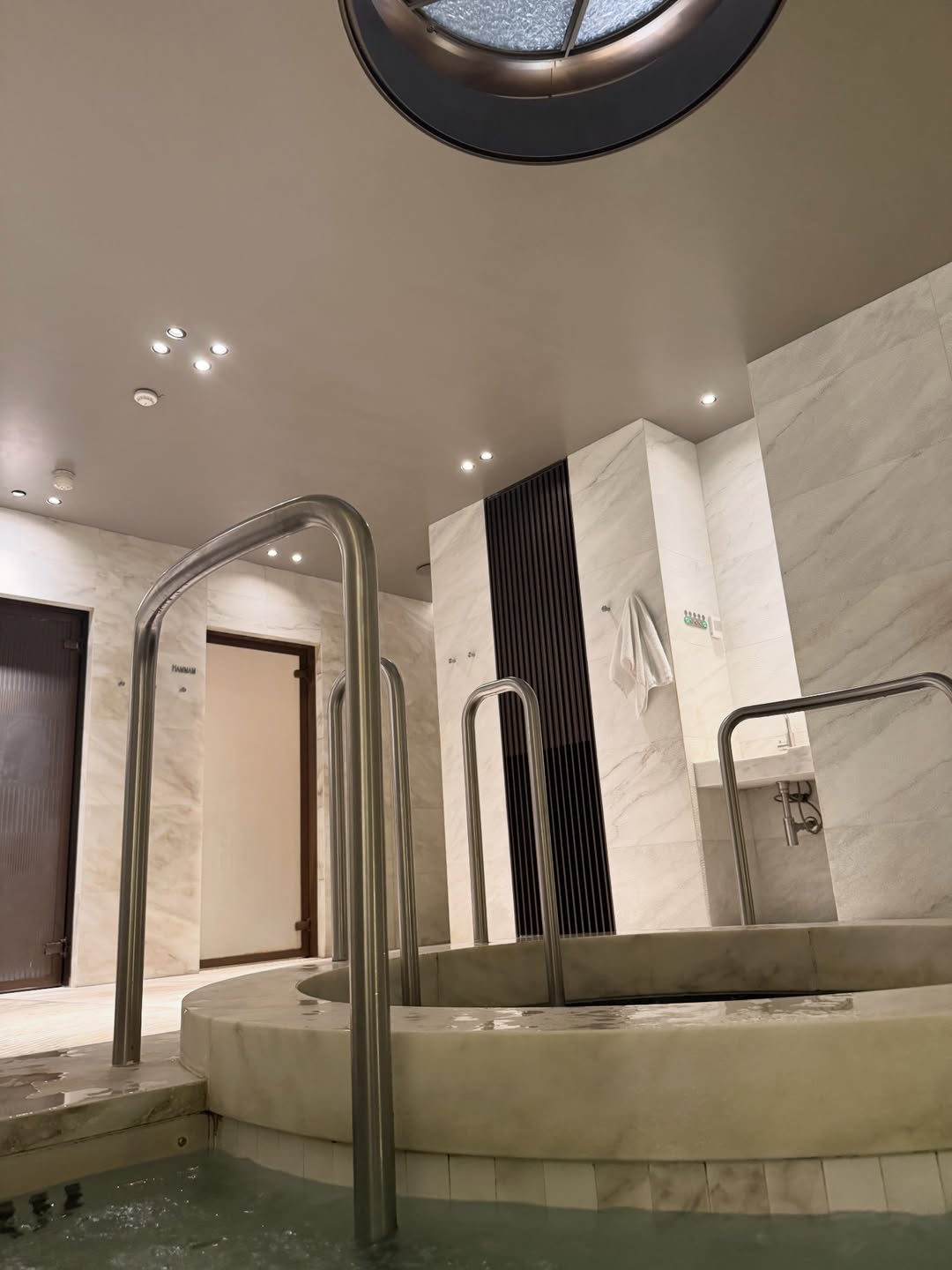 ไบร์ท - วชิรวิชญ์ ชีวอารี