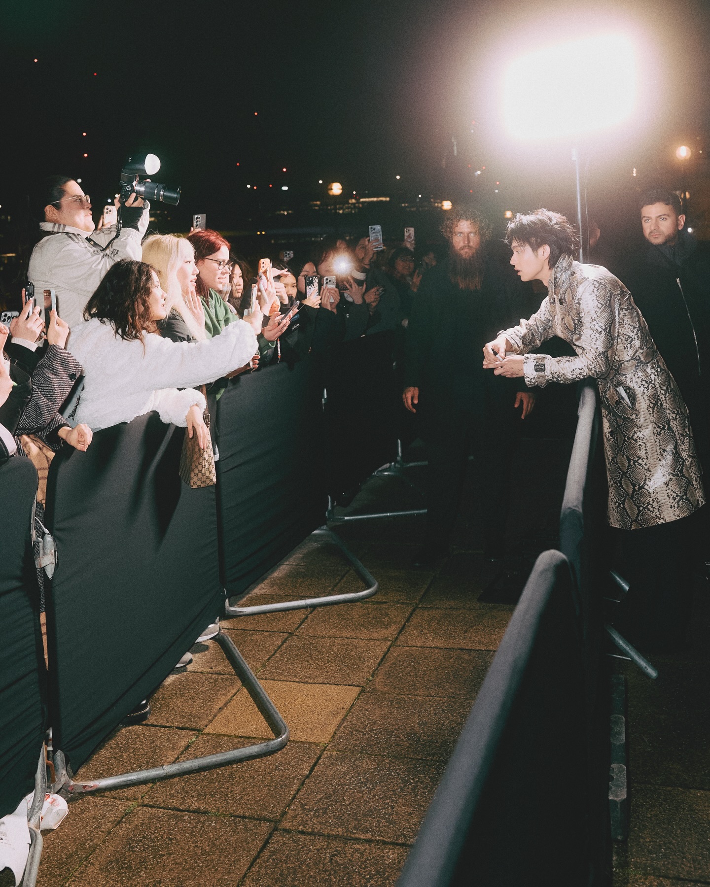 ไบร์ท - วชิรวิชญ์ ชีวอารี