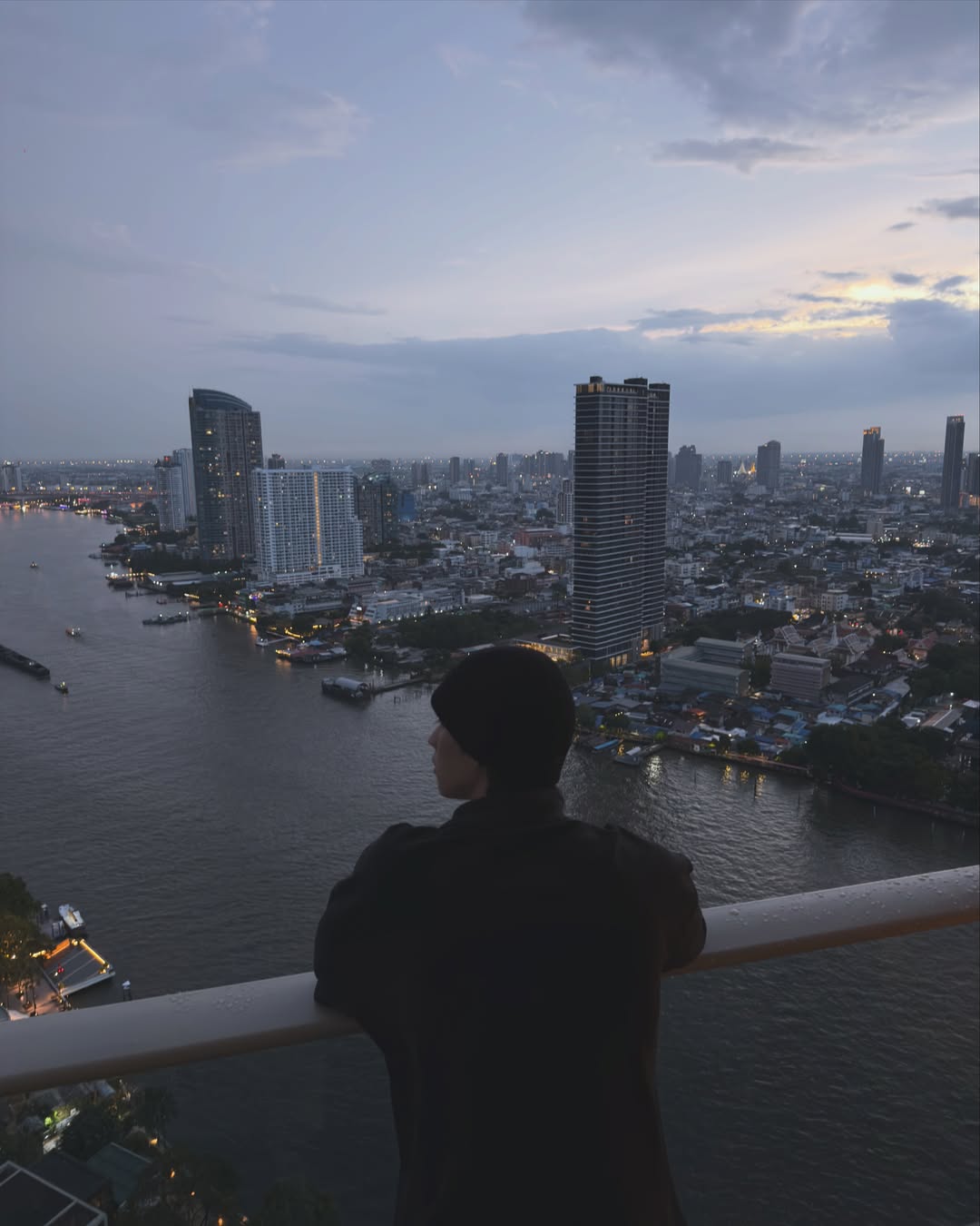 ไบร์ท - วชิรวิชญ์ ชีวอารี