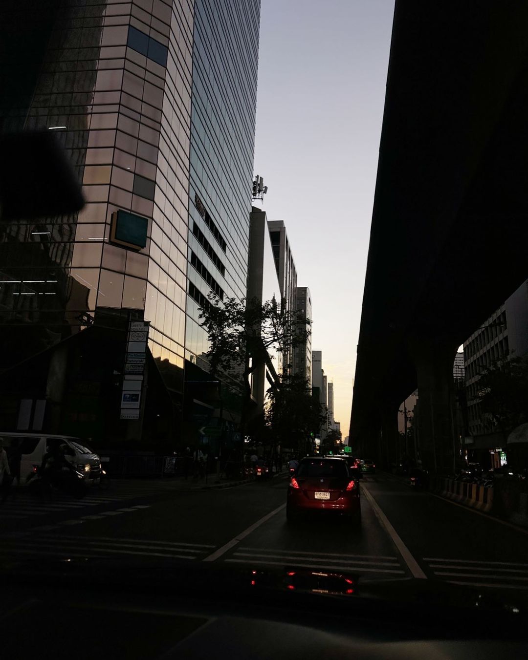 ซาร่า เล็กจ์